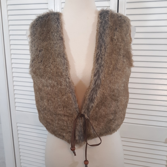 Umgee Jackets & Blazers - Umgee faux fur crochet vest sz medium